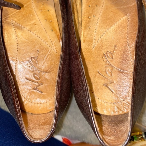 naya Cara Mary Jane Pump Dark Brown Leather Origami Flower Detail S 8.5 EUC - Picture 4 of 5